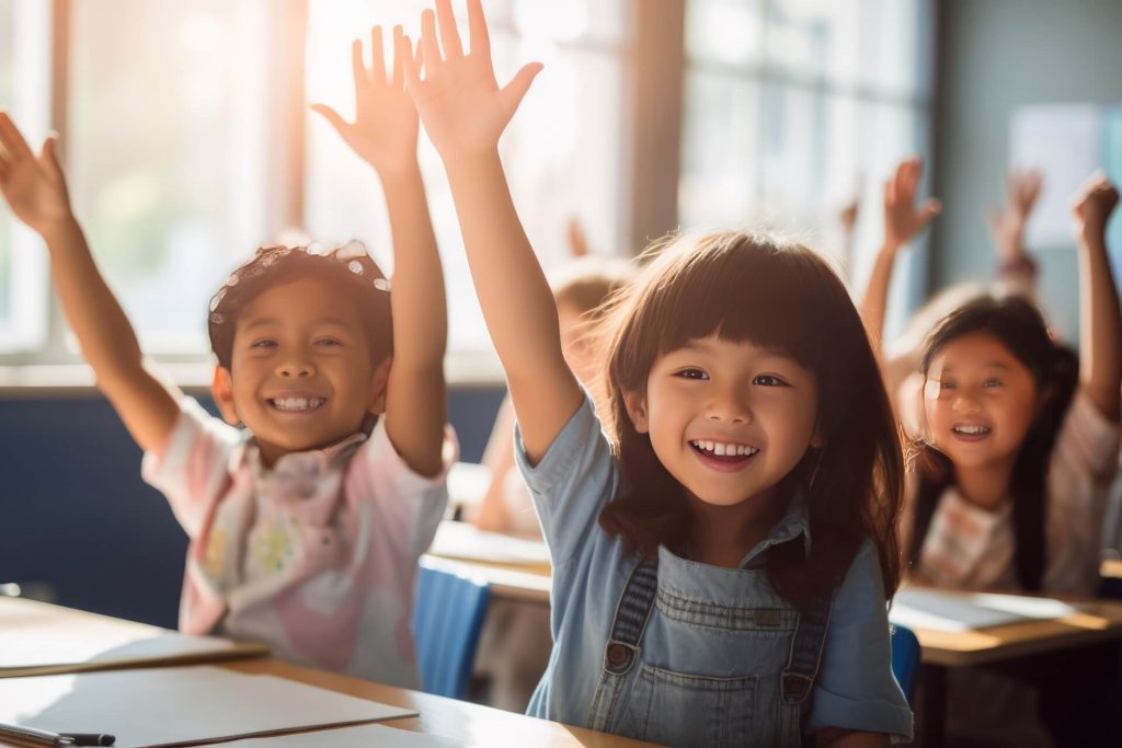 孩子們在教室裡微笑地舉手
