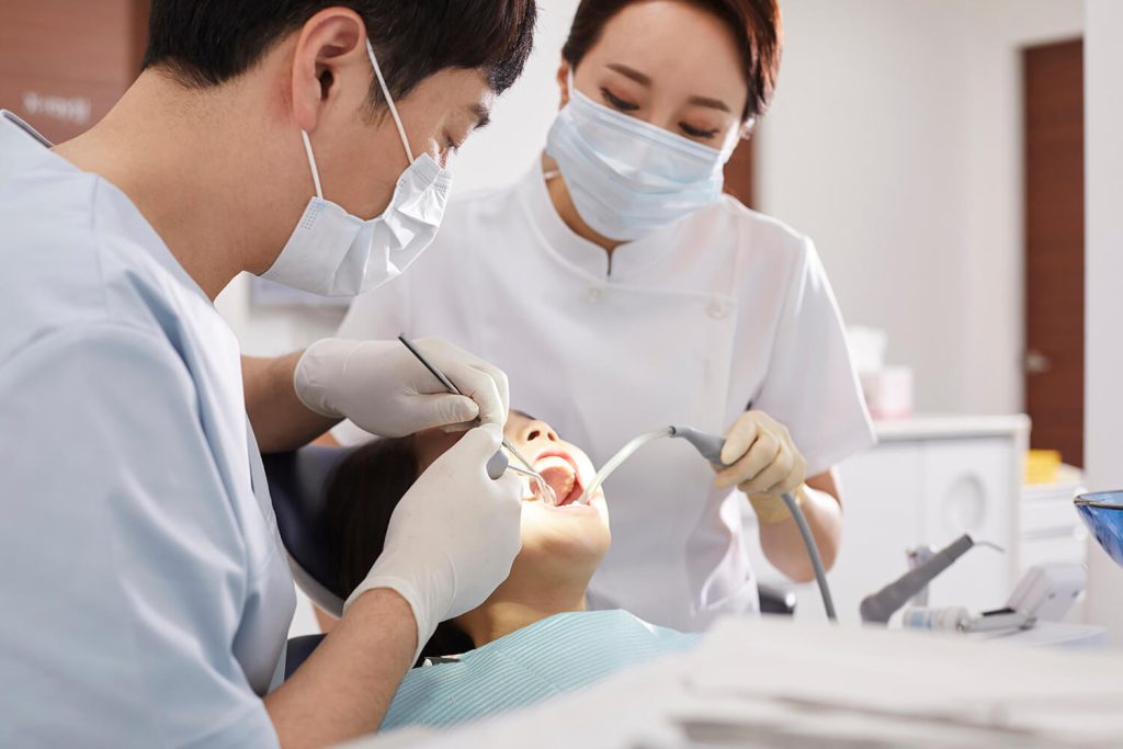 牙醫檢查病人牙齒