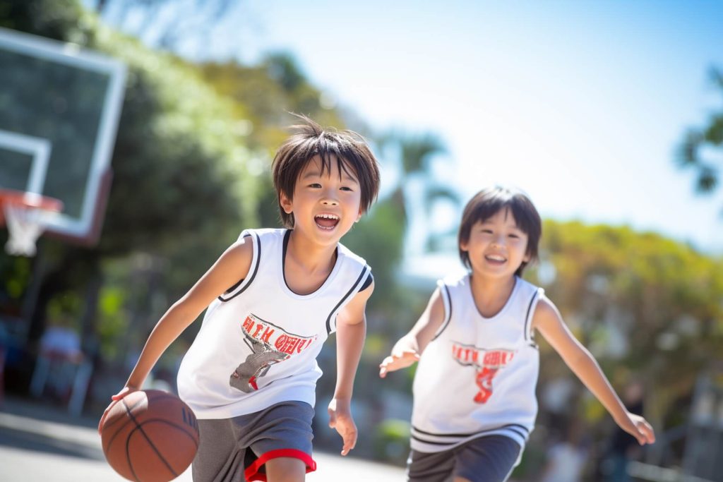 兩個快樂的男孩和朋友一起玩籃球