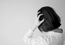 抱著頭的女人