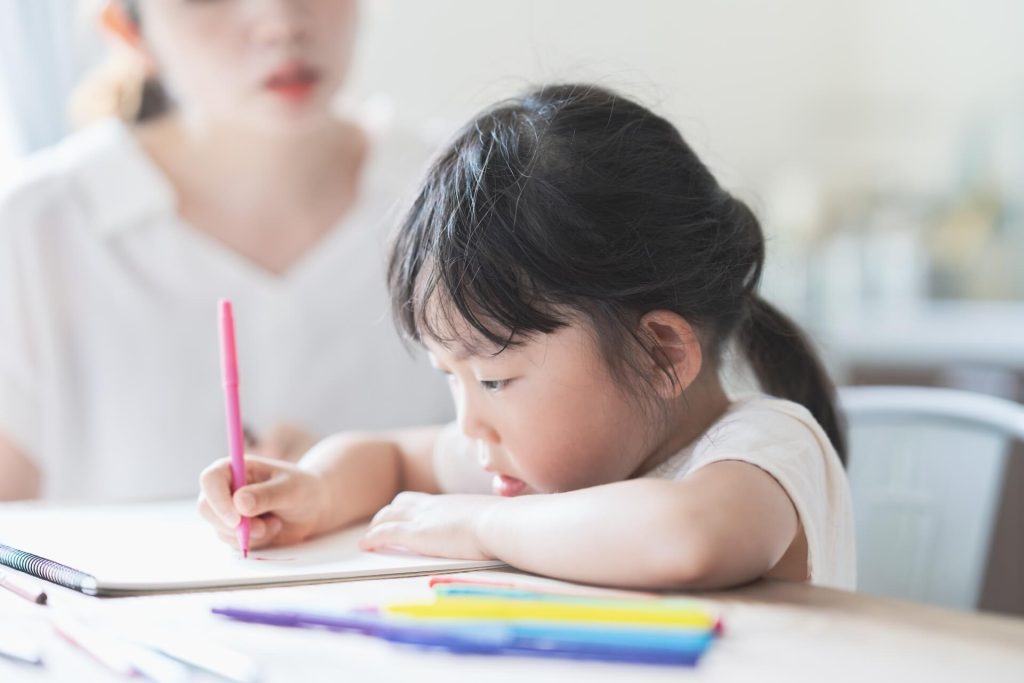 父母和孩子在餐桌上畫