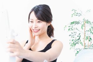年輕女子做皮膚美容