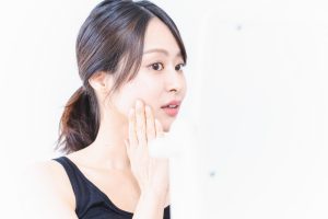 年輕女子做皮膚護理