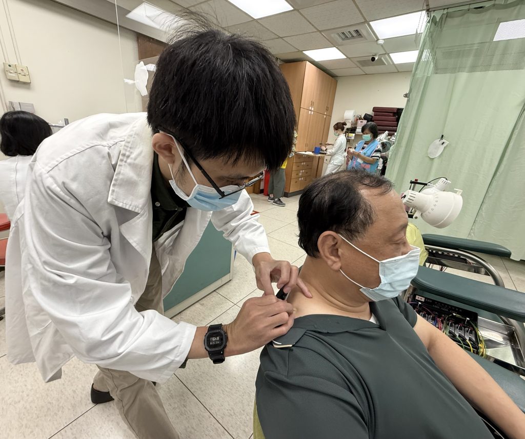 頸因性頭痛可透過中醫針灸,搭配姿勢改變與運動,能有效緩解頭痛