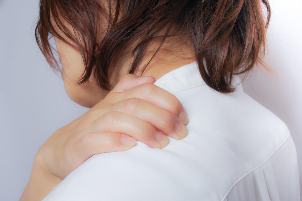 肩膀僵硬的女人