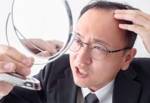 關心頭髮的中年男人