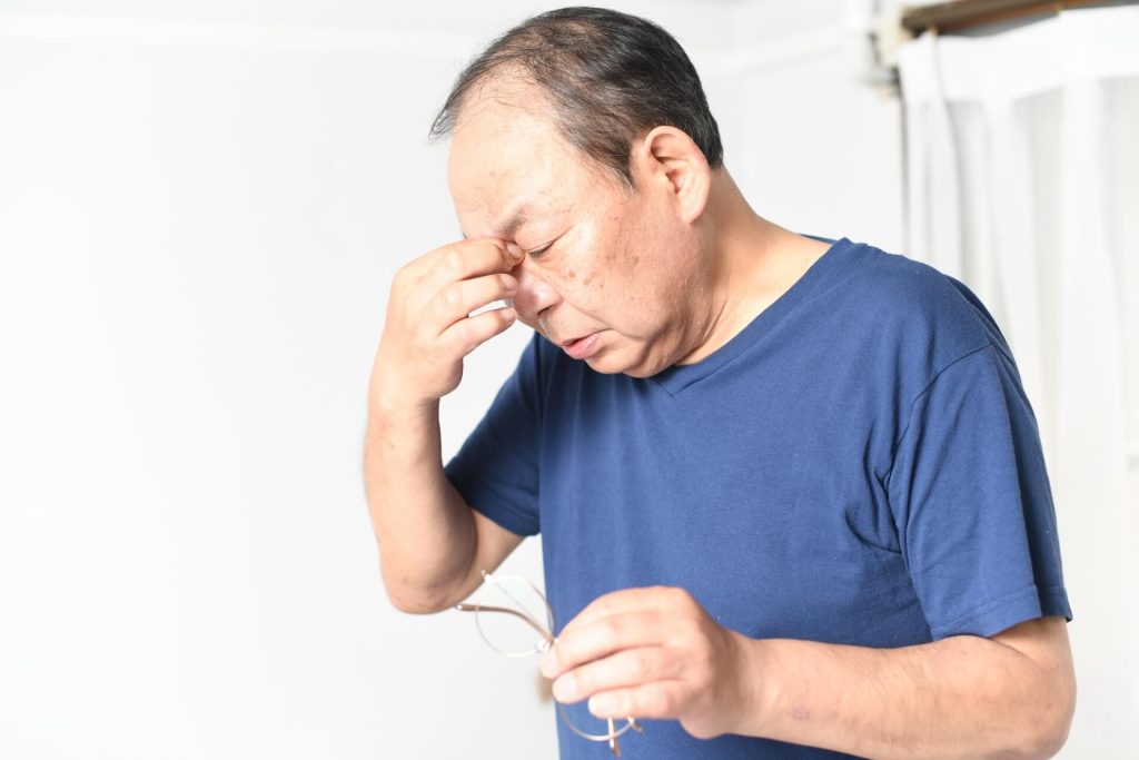 眼睛疲倦的老人