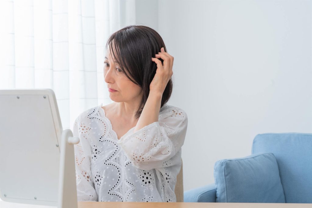 女人撫摸她的頭髮