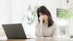 感到眼睛疲勞的女性