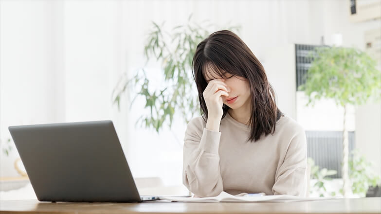感到眼睛疲勞的女性