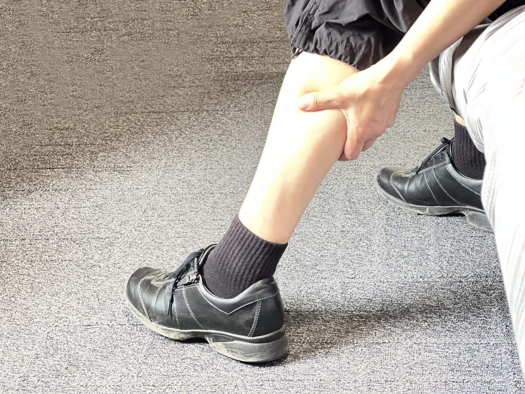 手放在小腿後側