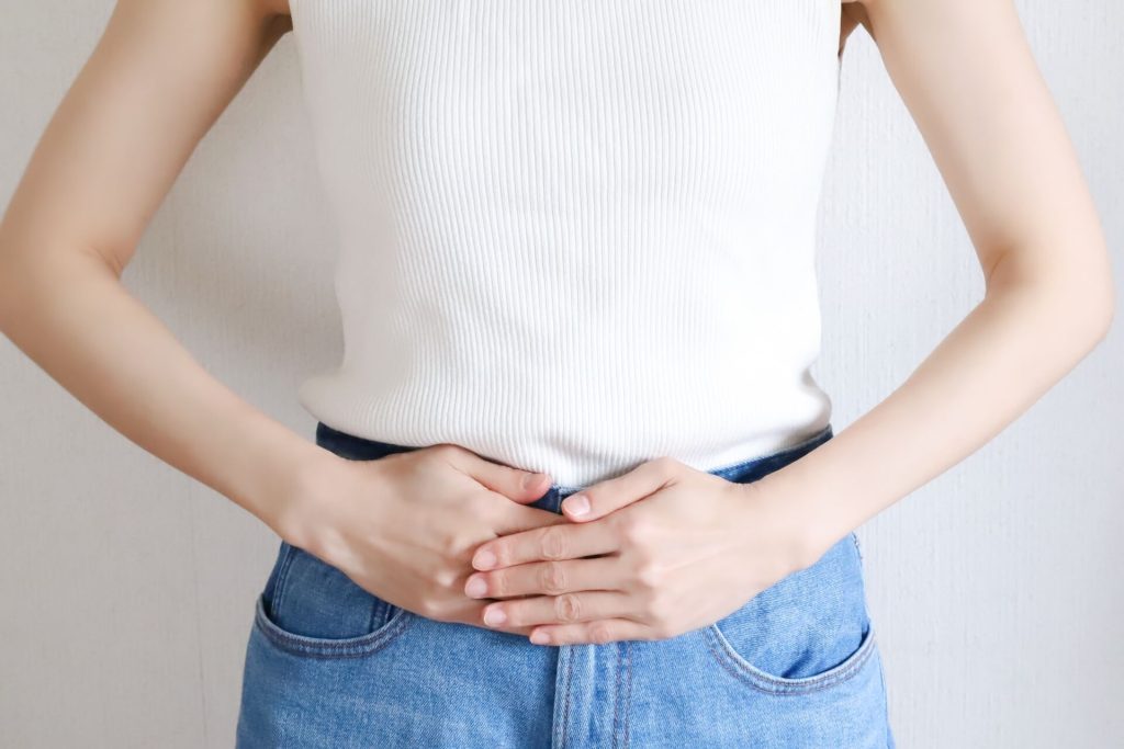 女人抱著肚子