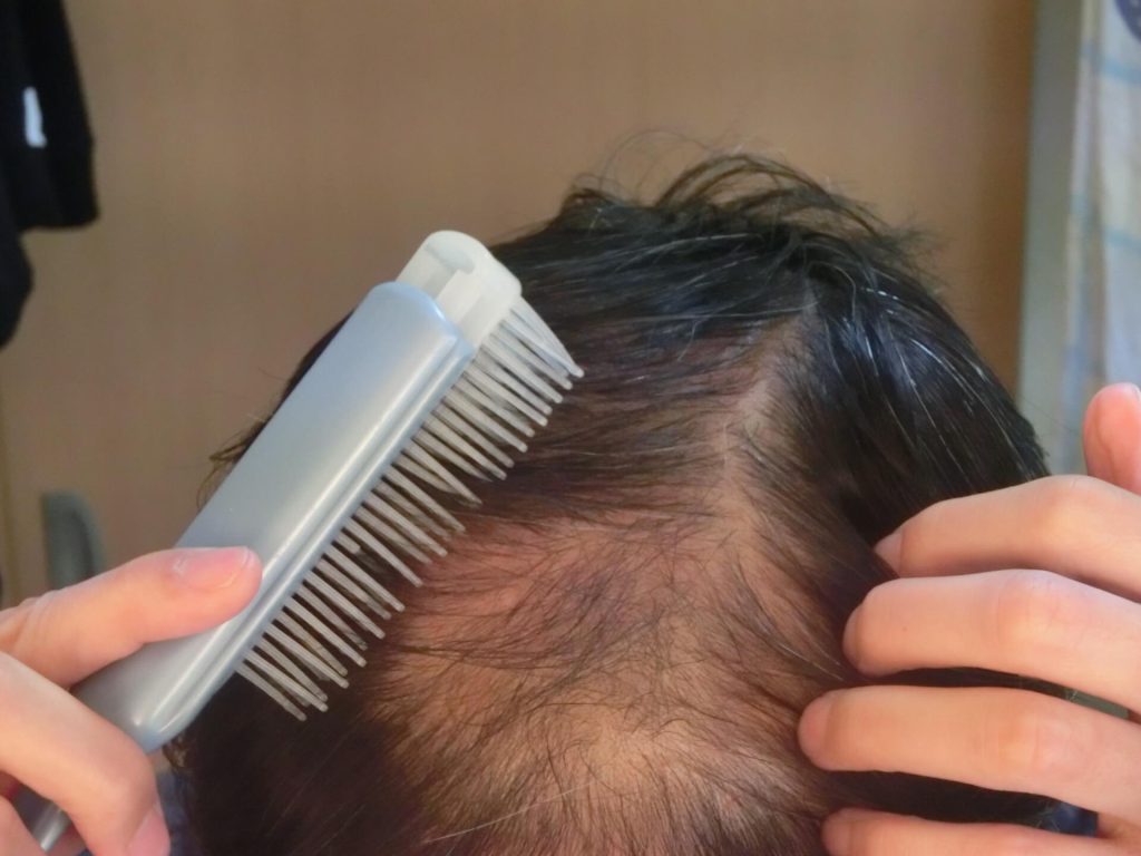 男人用梳子梳頭