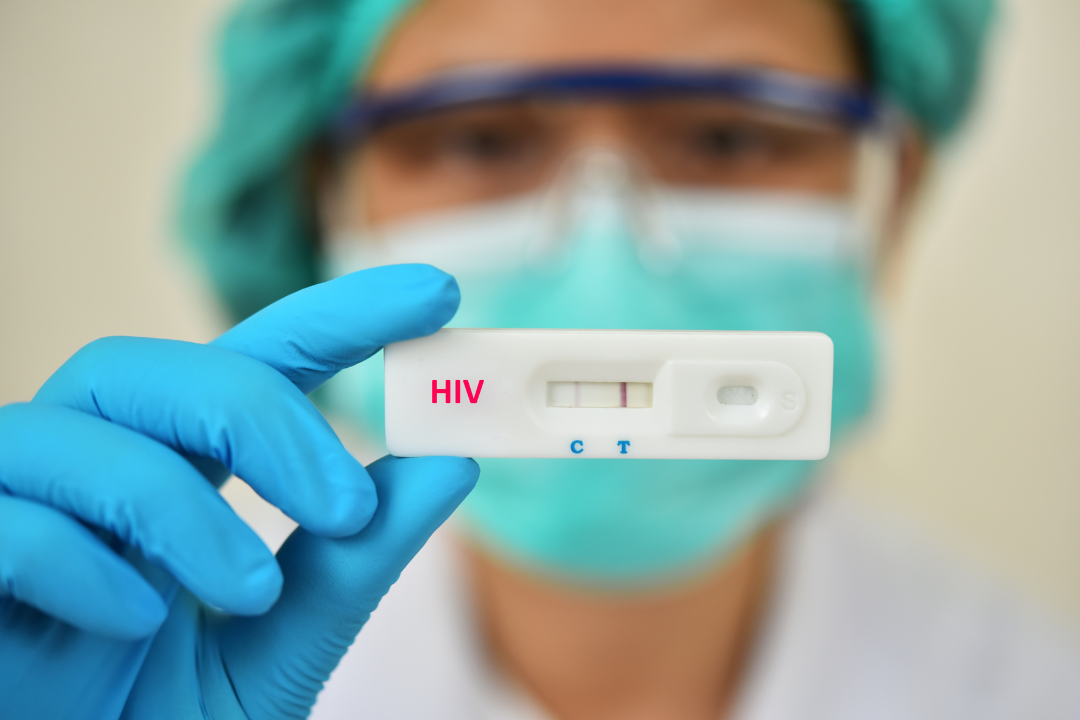 不同病原體具有其特定的感染機制。病毒性病原體（如HIV、HPV）主要透過黏膜表面的特異性受體進行細胞侵入；細菌性病原體（如淋病雙球菌、梅毒螺旋體）則可能通過微小的黏膜損傷進行感染。這些不同的感染機制直接影響了預防策略的制定。