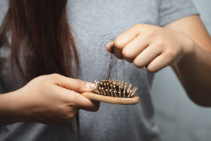 從根本解決女性落髮：專業解析原因與重拾秀髮的關鍵！