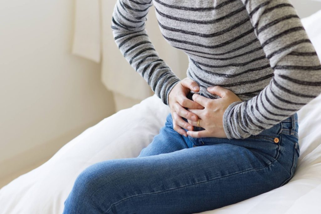 女性用手托住腹部
