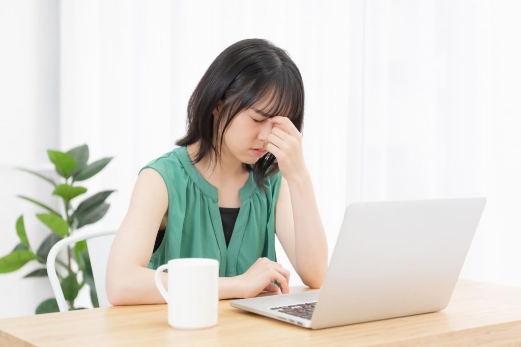 眼睛疲勞的年輕女性