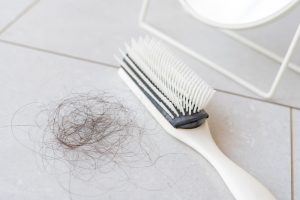 白色刷子和鬆散的頭髮