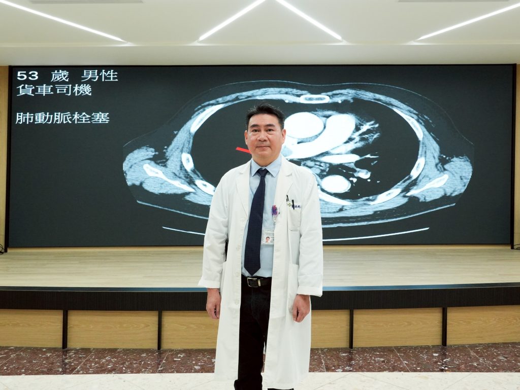 吳柏青醫師指出，長時間久坐開車、活動量不足者，都是動脈栓塞高風險族群。若突然出現呼吸困難、胸痛、咳血、暈厥或心跳加速等現象，都應儘速就醫檢查。