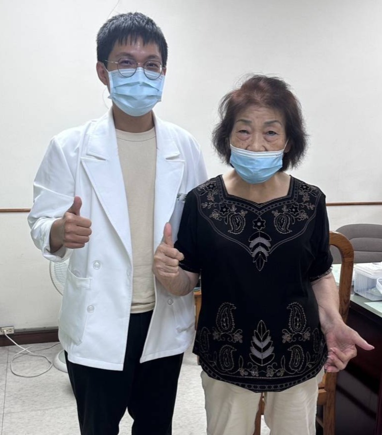 陳女士(右)因扳機指長期疼痛，經柯秉志醫師施以針灸治療2個月後，卡住現象大幅減輕，手部功能明顯恢復，重新找回日常自理能力。