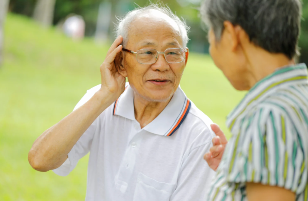 聽力退化不只是「聽不清楚」？揭開聽損與失智症的神秘連結