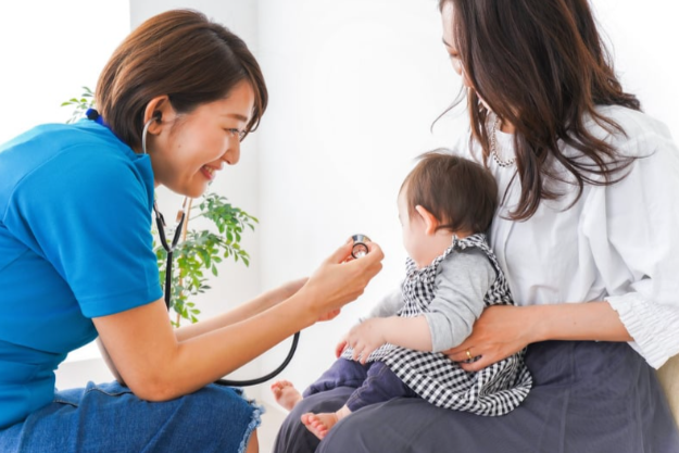 兒童牙醫為幼兒進行口腔檢查，家長陪同了解孩子的牙齒保健狀況