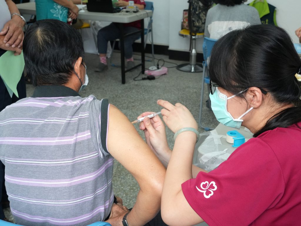 65歲以上的長者，可施打免疫加強型流感疫苗，提升對抗流感病毒的抗體，降低併發重症的風險。
