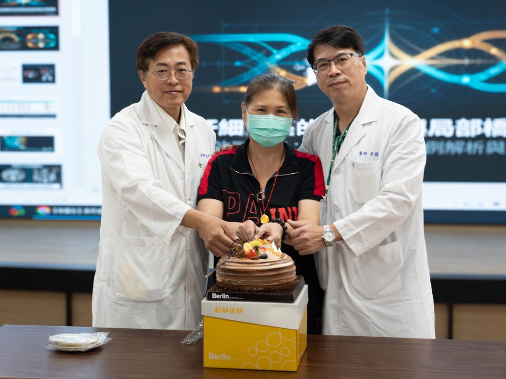 邱女士經台南市立醫院團隊治療後，恢復良好。正逢她生日前夕，主治醫師李楊成(右)特別準備蛋糕為她慶生。